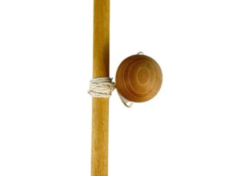 Palo y esfera de madera con cuerda